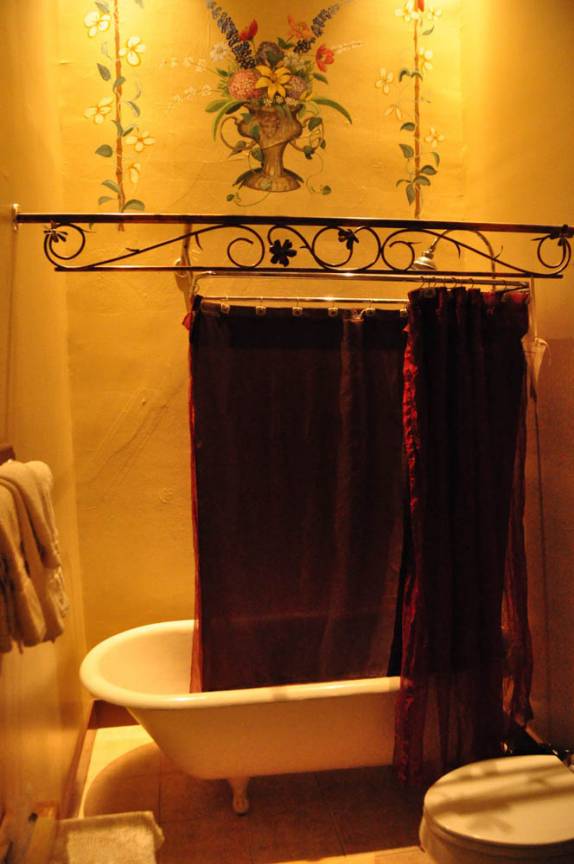 Banheiro com uma banheira das antigas, no nosso quarto no Palace, em Port Townsend, no estado de Washington, oeste dos Estados Unidos